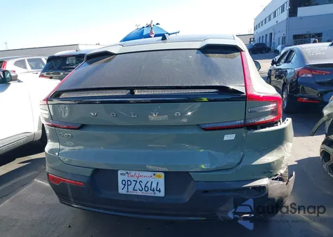 2023 Volvo C40 Recharge Pure Electric Twin Plus z USA, uszkodzony, nr VIN YV4ED3GLXP2044708